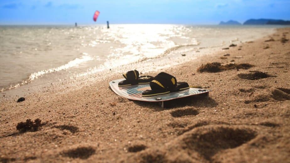 Tabla de kitesurf en la playa